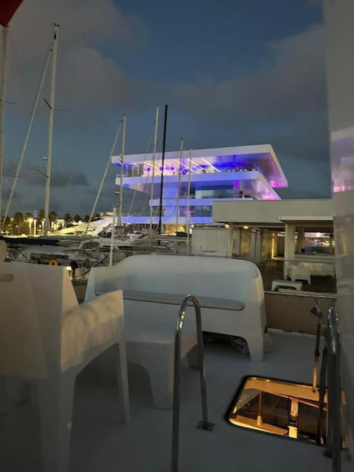 Noche Insolita En Yate De 16M A 2 Minutos De La Playa Valencia Eksteriør billede