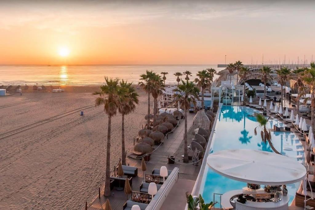 Noche Insolita En Yate De 16M A 2 Minutos De La Playa Valencia Eksteriør billede